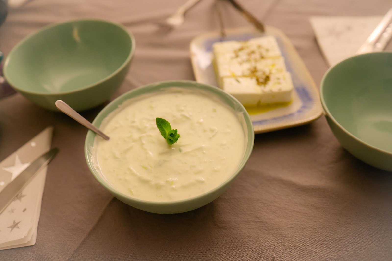 Raita mit Minze – erfrischender Joghurt-Dip in 10 Minuten