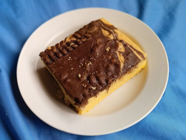 Rotweinkuchen – saftiger Rührkuchen mit Schokostückchen