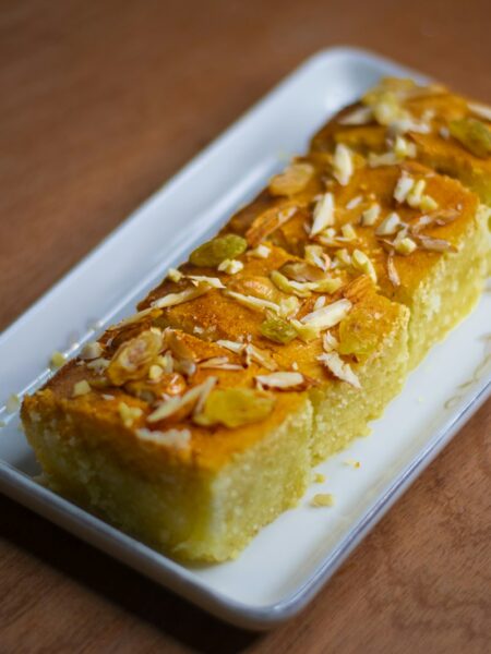 Safran-Grießkuchen – saftiger Kuchen mit Kardamom