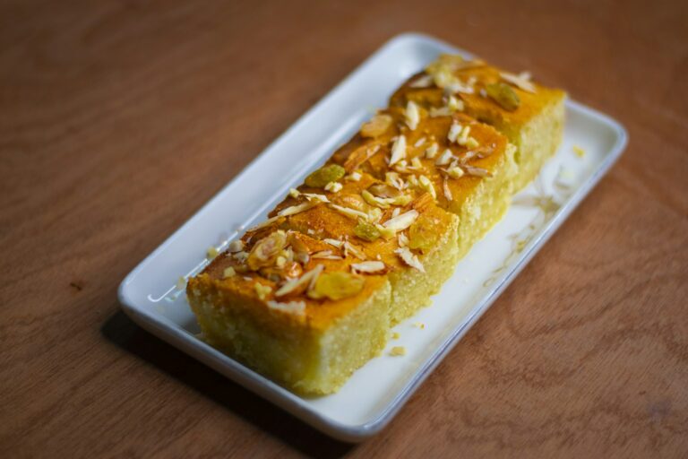 Safran-Grießkuchen – saftiger Kuchen mit Kardamom