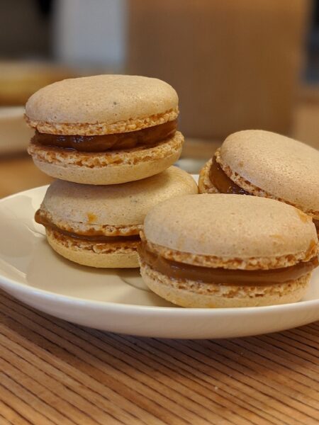 Safranmakronen mit Passionsfrucht – französische Macarons