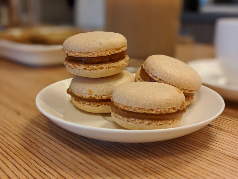 Safranmakronen mit Passionsfrucht – französische Macarons