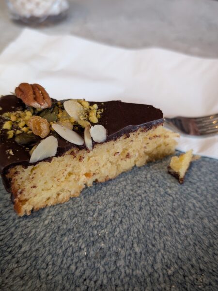 Saftiger Mandelkuchen mit Marzipan und Amaretto