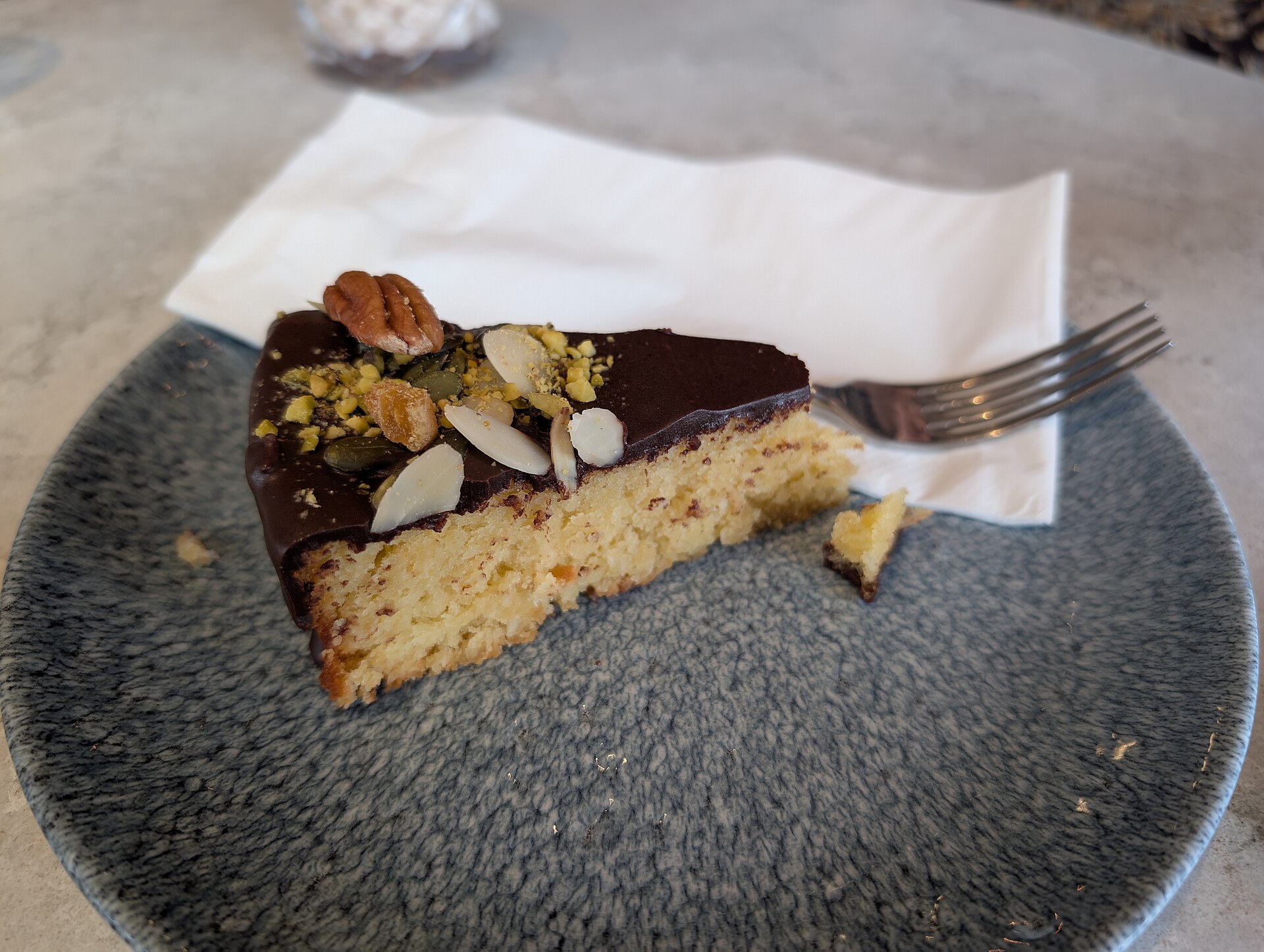 Saftiger Mandelkuchen mit Marzipan und Amaretto