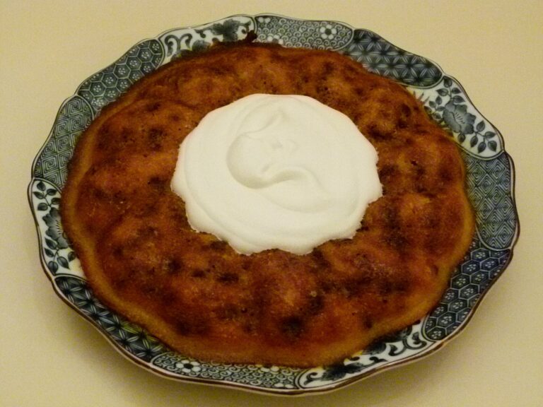Savarin – Hefe-Ringkuchen mit Rumsirup getränkt