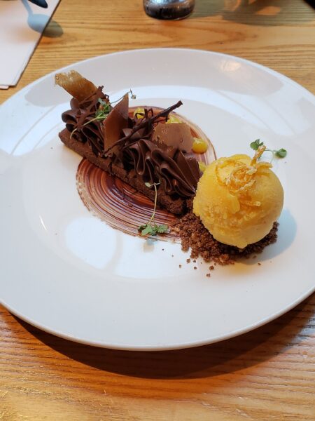 Schoko-Karamell-Fahnen – glänzende Dessert-Deko vom Profi
