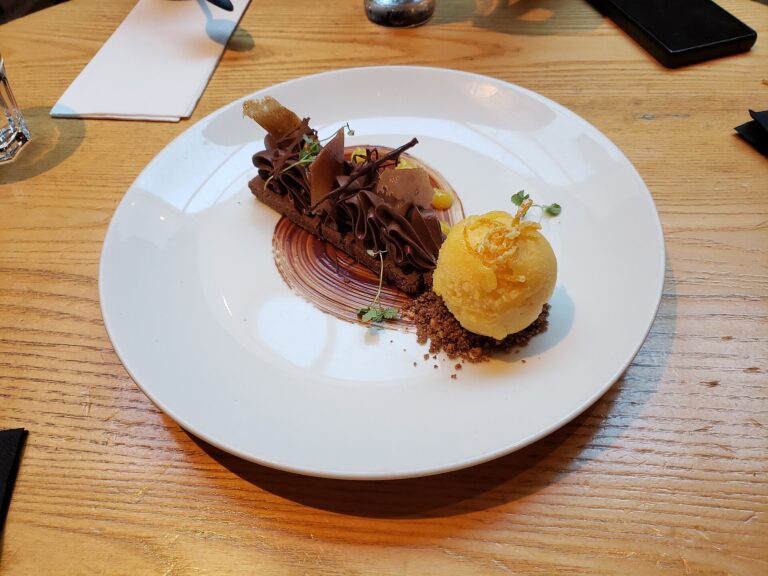 Schoko-Karamell-Fahnen – glänzende Dessert-Deko vom Profi