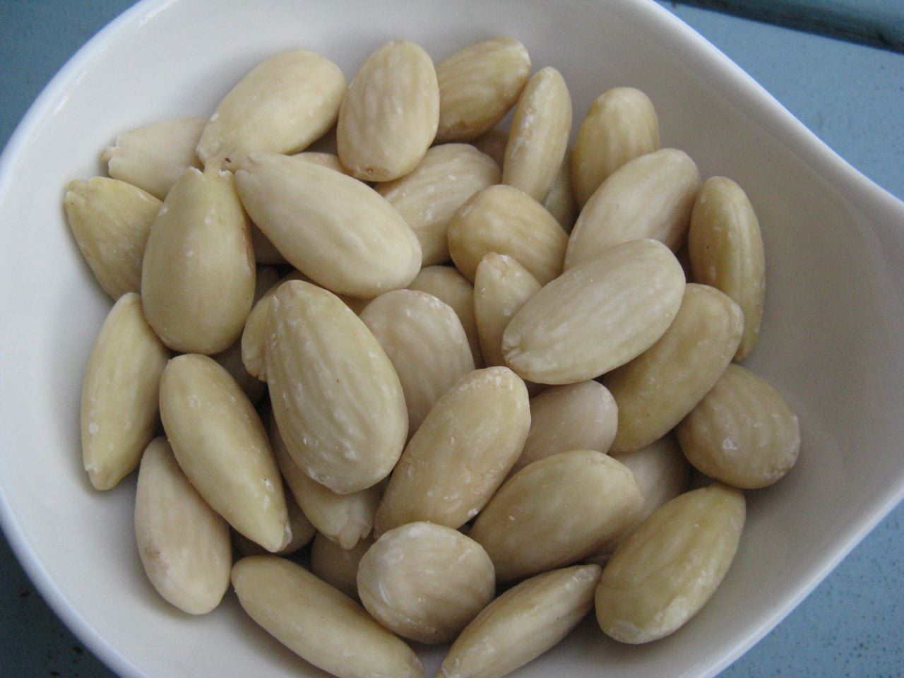Schoko-Mandel-Hippe von der Rolle – hauchdünne Dessert-Chips