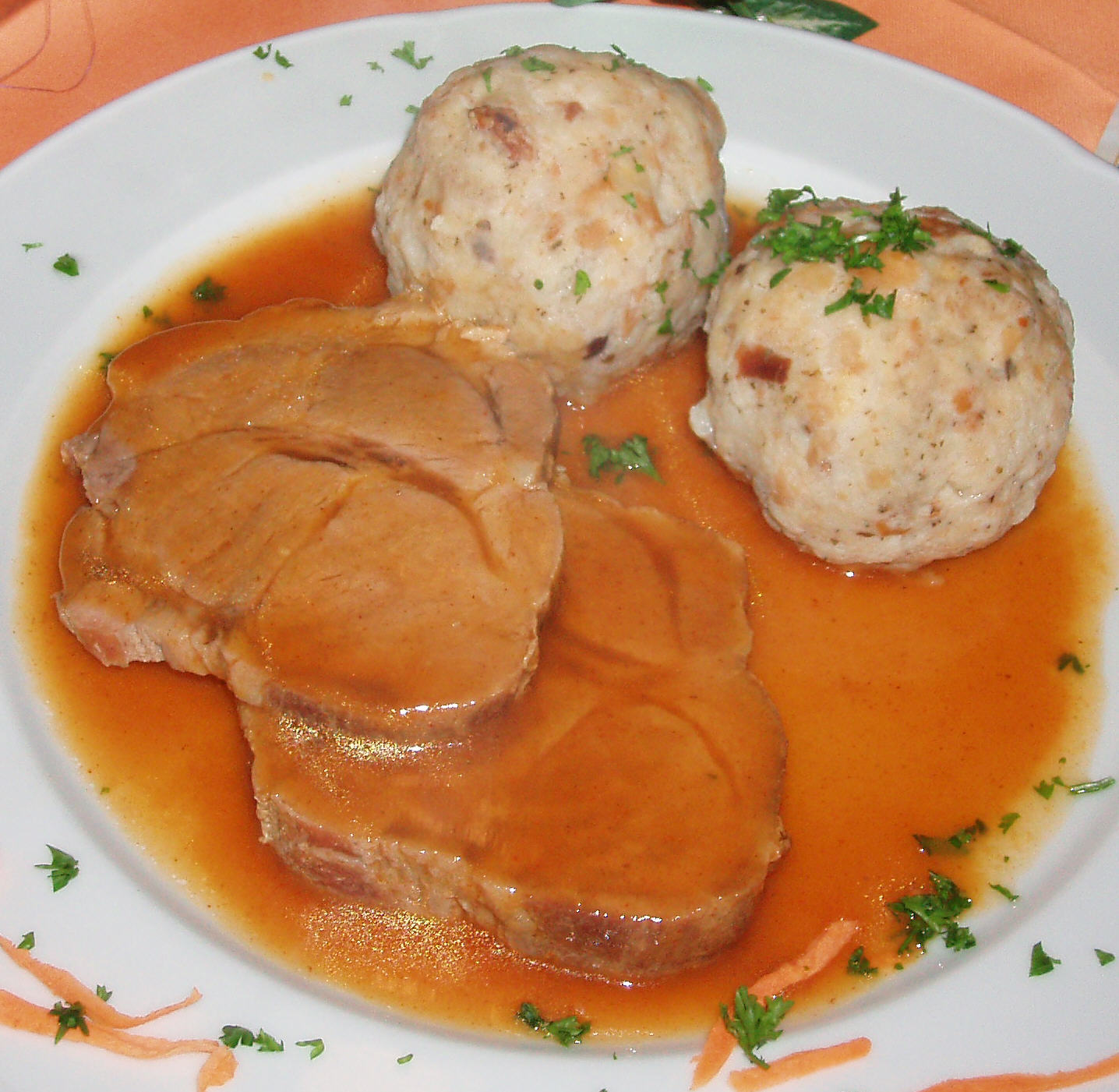 Semmelknödel – locker, saftig & einfach wie im Wirtshaus