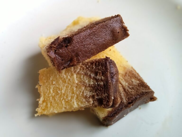 Spanische Vanille – saftiger Marzipankuchen mit Schokolade