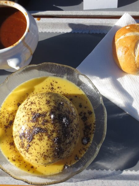 Vanillesauce selber machen – klassisch zur Rose abgezogen