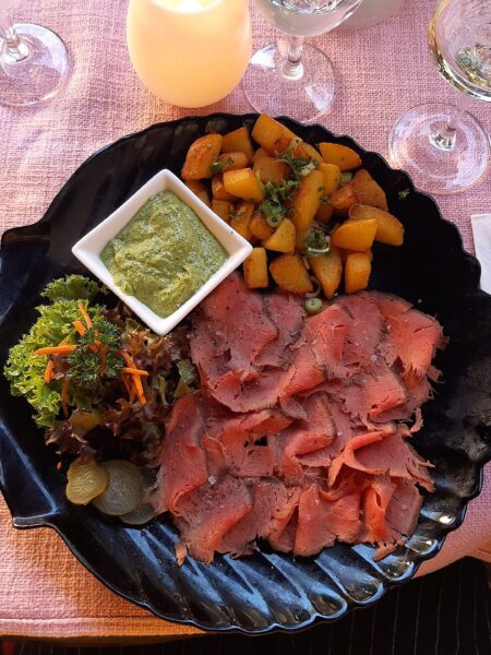 Vitello tonnato – rosa Kalbsfilet mit cremiger Thunfischsauce