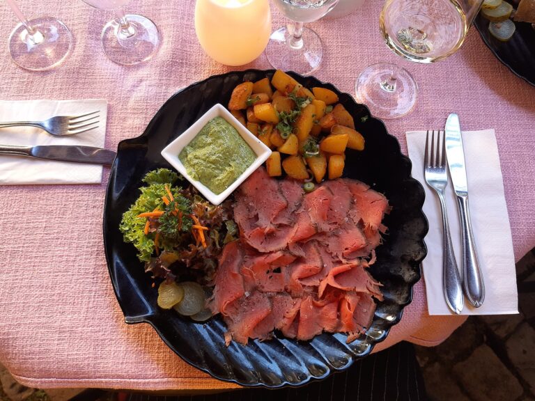 Vitello tonnato – rosa Kalbsfilet mit cremiger Thunfischsauce