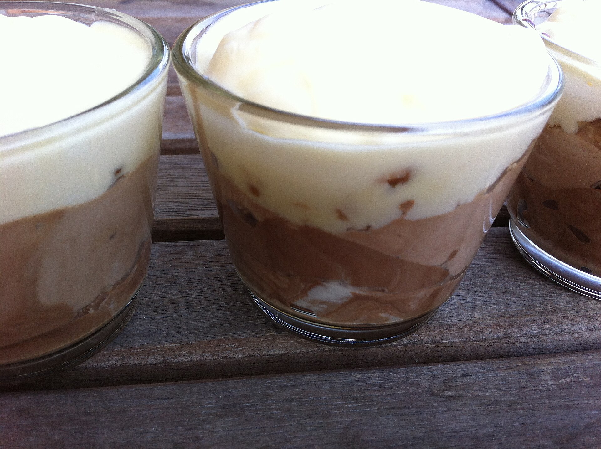 Weiße Schokoladenmousse – luftig und schnittfest