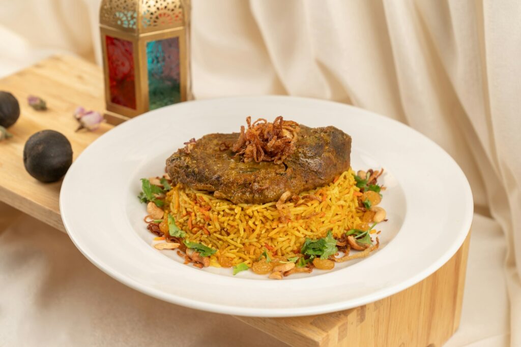 Yakhni Pulao mit Lamm – aromatischer Brühreis aus Pakistan