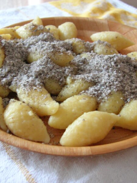 Ziegernudeln – knusprig frittierte Quarknudeln mit Kümmel