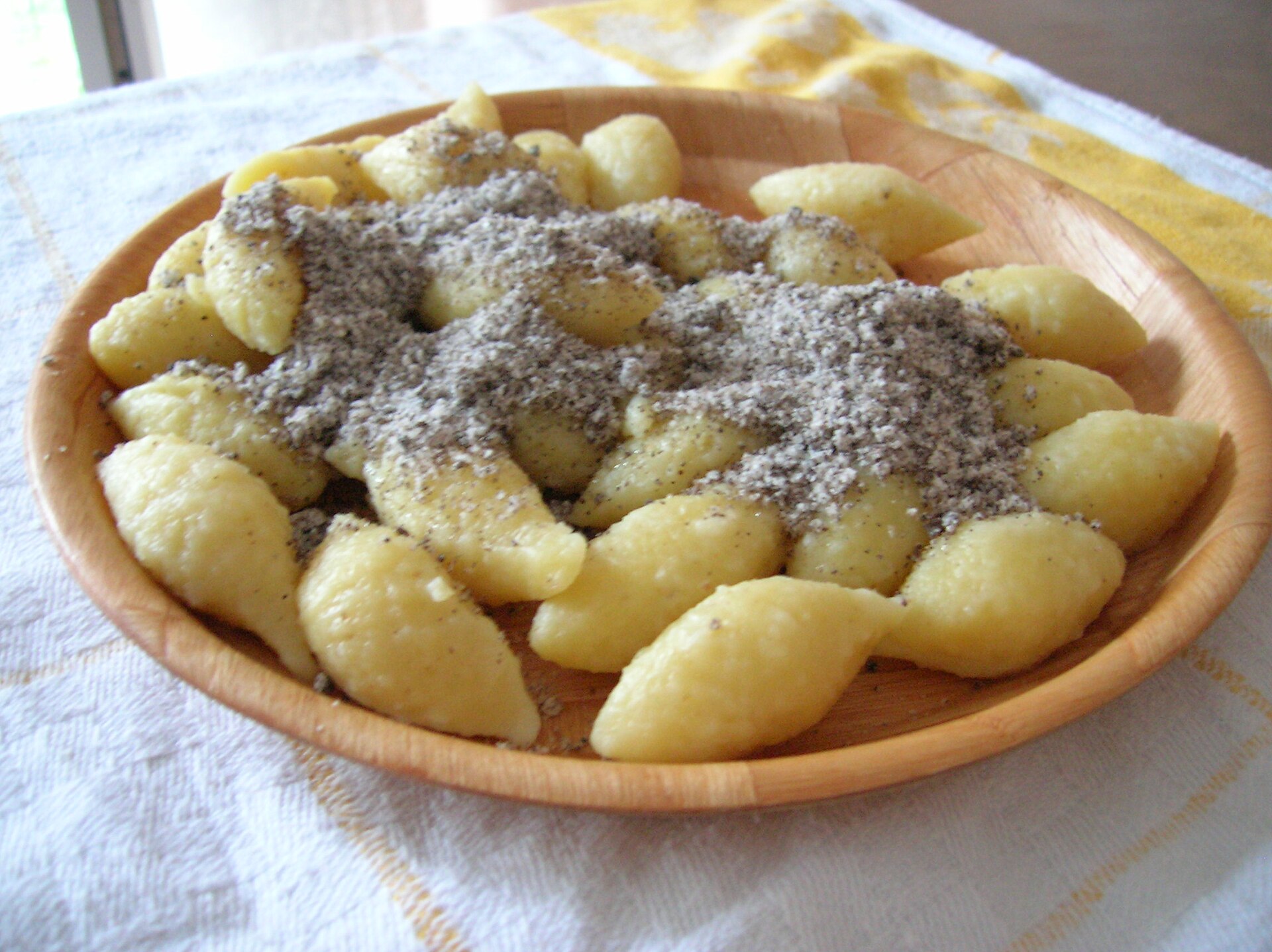 Ziegernudeln – knusprig frittierte Quarknudeln mit Kümmel