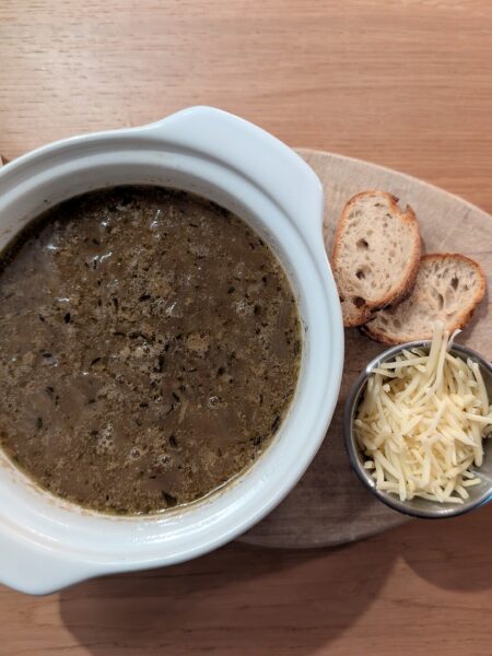 Zwiebelsuppe mit Safran und Weißwein – würzig und leicht