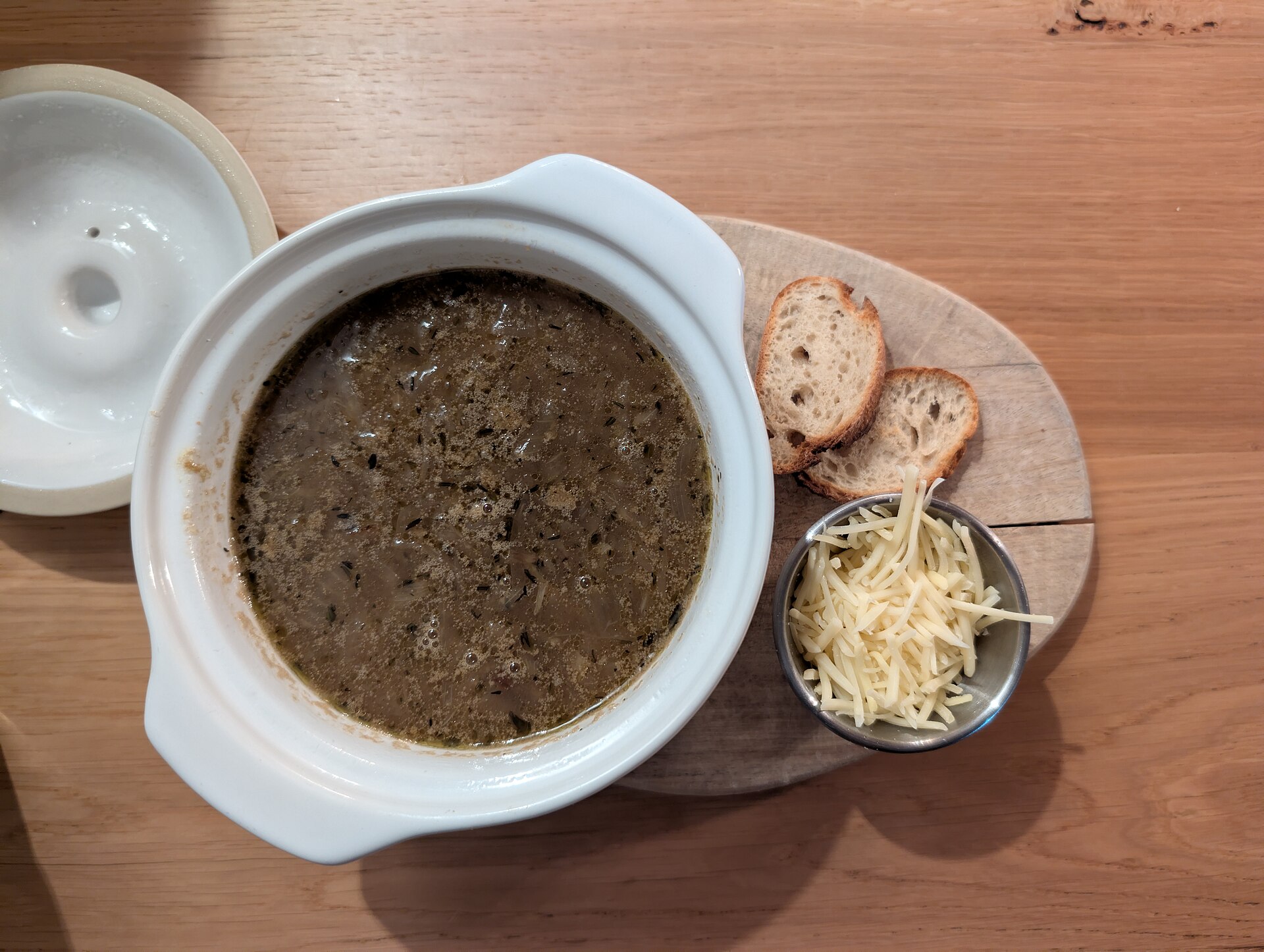 Zwiebelsuppe mit Safran und Weißwein – würzig und leicht
